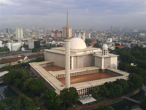 Istiqlal Mosque: A Grand Architectural Wonder and Tranquil Oasis in Jakarta!