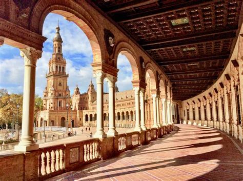  Plaza de España! Một Biểu Tượng Lịch Sử Và Kiến Trúc Rực Rỡ Ở Sevilla